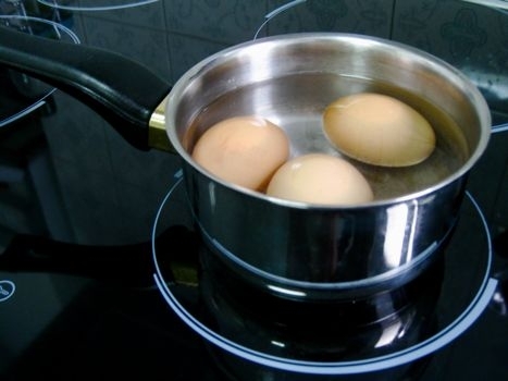 яйця в каструлі
