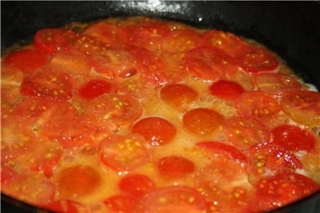 помідори в сковороді