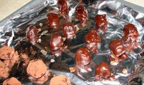 шоколадні трюфелі на деку з фольгою