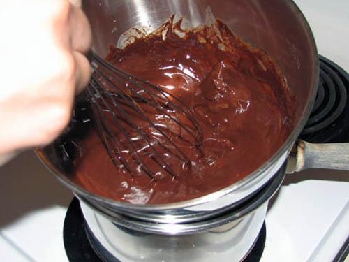 шоколадна маса в каструлі