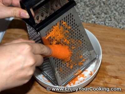 натираємо моркву на тертці