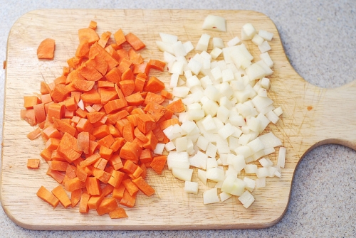 нарізаємо моркву і картоплю
