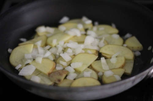 обсмажуємо картоплю з цибулею