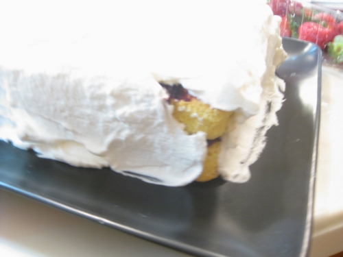 покриваємо поверхню торта збитими вершками