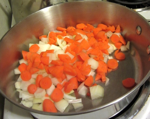 обсмажуємо моркву і цибулю