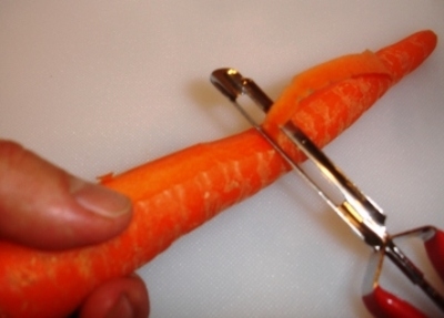 очищаємо моркву