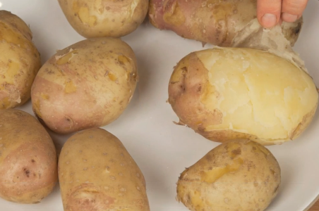 очищаємо картоплю