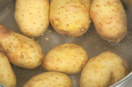 відварюємо картоплю