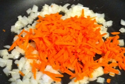обсмажуємо цибулю з морквою