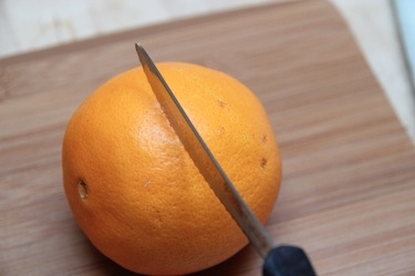 розрізаємо апельсини навпіл