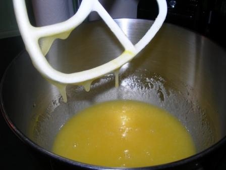 збиваємо яйця з маслом і цукром