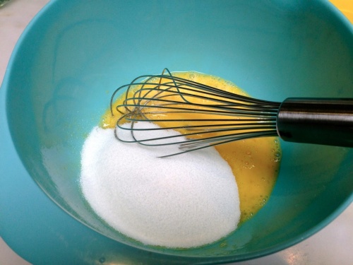 збиваємо яйце, цукор і розтоплене масло