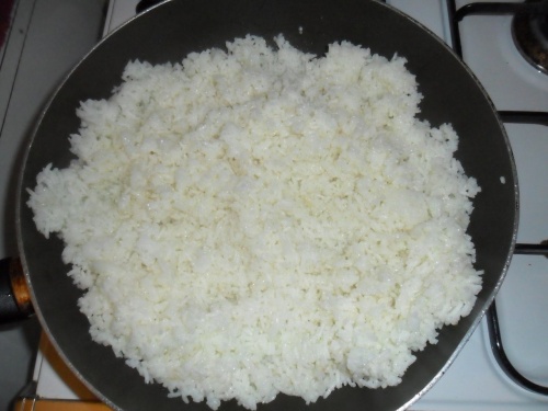 викладаємо в сковороду рис