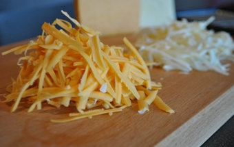 натираємо на тертку сир