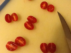помідори розрізаємо чилі на дві половинки