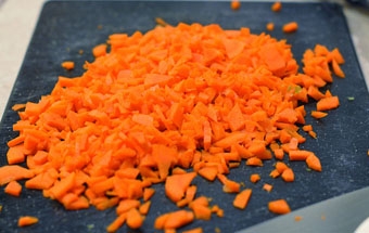 дрібно рубаємо морква