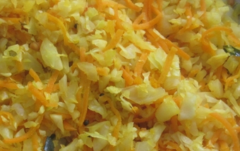 перемішуємо капусту з морквою з цибулею