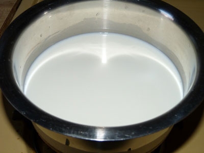 молоко в каструлі