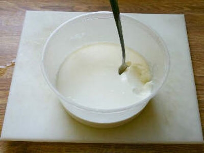 йогурт в мисці