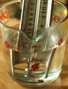 перелити воду в мірний стакан