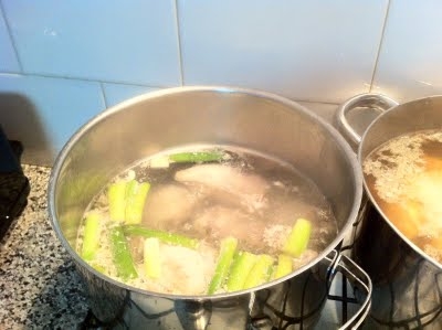 заливаємо водою каструлю з овочами і куркою