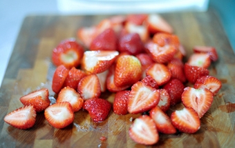 розрізаємо ягоди полуниці на дві половинки