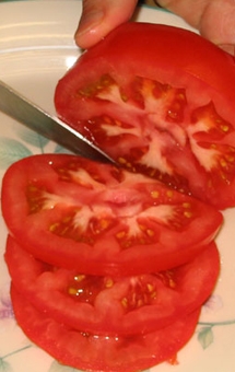 нарізаємо помідори кружечками