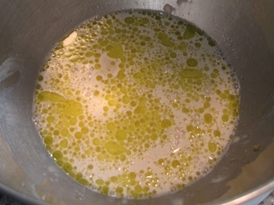 розчиняємо дріжджі в теплій воді з оливковою олією