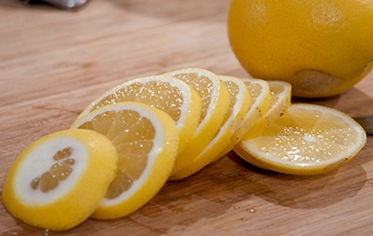 нарізати лимон на кружечки
