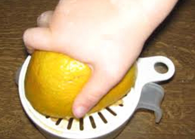 видавлюємо сік з апельсина