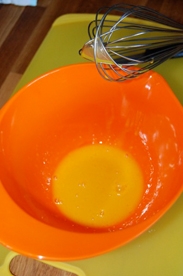 збиваємо яєчний жовток з водою