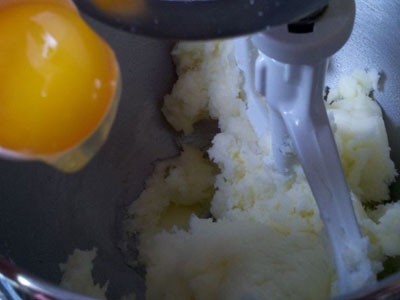 яйце в миску