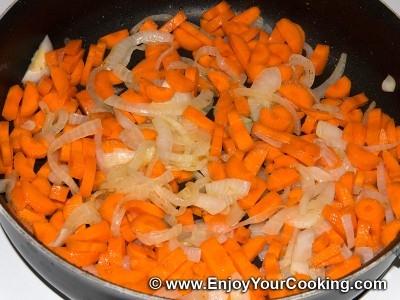 додаємо до цибулі моркву