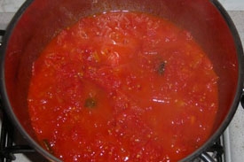 додаємо в сковороду подрібнені помідори, базилік і цибулю-порей