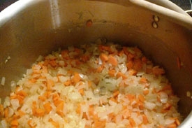тушкуємо цибулю з морквою