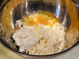 виливаємо в маргаринно-борошняну суміш збиті яйця та кефір