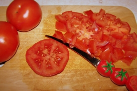 подрібнюємо помідори