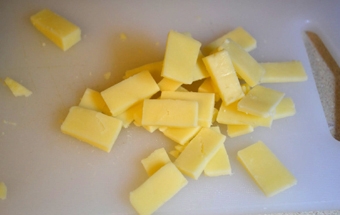 нарізаємо на шматочки твердий сир