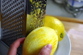 натираємо шкірку лимона