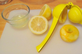 видавлюємо сік лимона