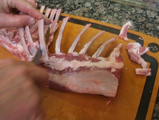 зрізаємо м'ясо між ребрами корейки