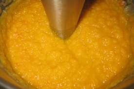 збиваємо овочі для помаранчевого супу в блендері