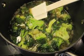 тушкуємо овочі для зеленого супу