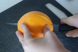 розрізаємо апельсини на дві половинки
