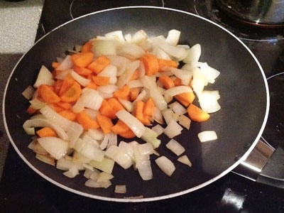 цибулю і моркву на сковороді