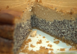 сирно-абрикосово-маковий пиріг у розрізі