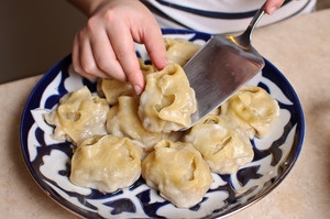 викладаємо манти по-узбецьки на блюдо для подачі