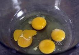 розбиваємо яйця в миску