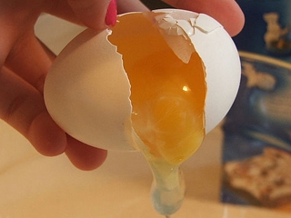 одне яйце розбиваємо в окрему миску