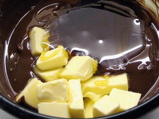 додаємо в растопленый шоколад вершкове масло